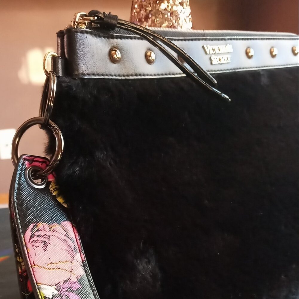 💗Victoria’s Secret Faux Fur Stud Large Wristlet/Clutch Handbag w/Floral Strap💗 - Picture 14 of 15